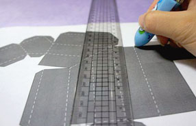 3 將列印好的立體字圖檔剪下來，以迴紋針固定在美術紙上，用筆描繪每一道摺痕。