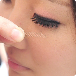 4.眼皮摺上先刷上一層薄薄的睫毛膠，再貼上網狀型雙眼皮貼，調整雙眼皮摺到最自然效果。