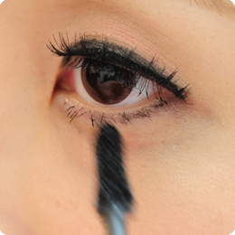 6.眉毛採用接近髮色的大地色系描繪眉型。