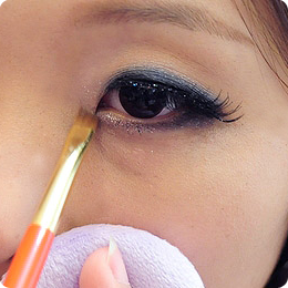 5.白色珠光眼影從下眼頭開始刷，往眼尾銜接步驟5的黑色眼影。
