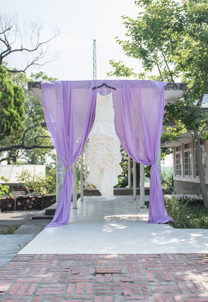 紫色紗幔前方吊掛的便是魚尾白紗