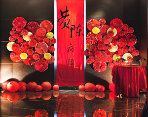 中國風大紅紙扇花堆疊出復古場景
